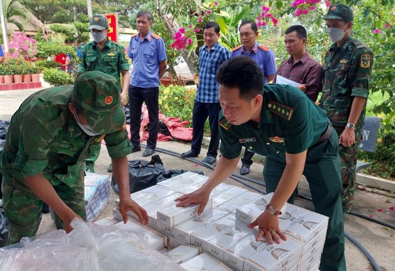 Lực lượng chức năng tiến hành kiểm, đếm tang vật thuốc lá ngoại nhập lậu bắt giữ.