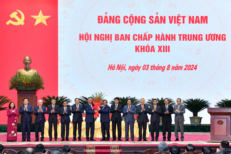 Ủy viên Bộ Chính trị, Thủ tướng Phạm Minh Chính thay mặt các đồng chí Lãnh đạo chủ chốt, Lãnh đạo cấp cao của Đảng, Nhà nước tặng hoa chúc mừng đồng chí Tô Lâm được bầu giữ chức Tổng Bí thư Ban Chấp hành Trung ương Đảng Cộng sản Việt Nam khóa XIII.