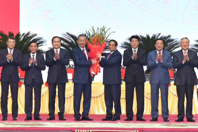 Ủy viên Bộ Chính trị, Thủ tướng Phạm Minh Chính thay mặt các đồng chí Lãnh đạo chủ chốt, Lãnh đạo cấp cao của Đảng, Nhà nước tặng hoa chúc mừng đồng chí Tô Lâm được bầu giữ chức Tổng Bí thư Ban Chấp hành Trung ương Đảng Cộng sản Việt Nam khóa XIII.