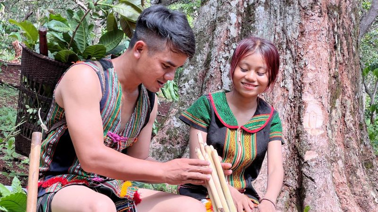 Độc đáo trang phục thổ cẩm của người S’tiêng.