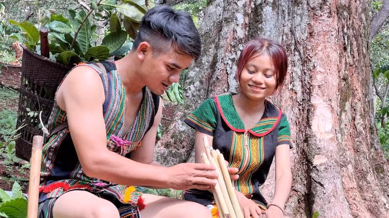 Độc đáo trang phục thổ cẩm của người S’tiêng.