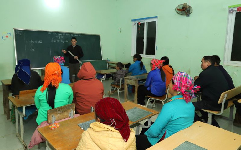 Lớp học xóa mù chữ được tổ chức tại các thôn vùng cao Hà Giang thu hút nhiều học viên tham gia.