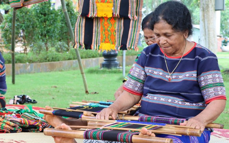 Nghề dệt thổ cẩm của người M’nông tại huyện Bù Đăng và huyện Bù Gia Mập được công nhận là Di sản văn hóa phi vật thể quốc gia.