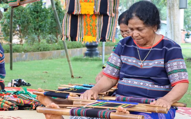 Nghề dệt thổ cẩm của người M’nông tại huyện Bù Đăng và huyện Bù Gia Mập được công nhận là Di sản văn hóa phi vật thể quốc gia.