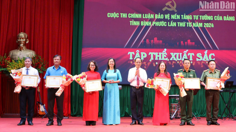 Đại diện Ban tổ chức cuộc thi trao hoa và giấy chứng nhận cho đại diện các tập thể xuất sắc.