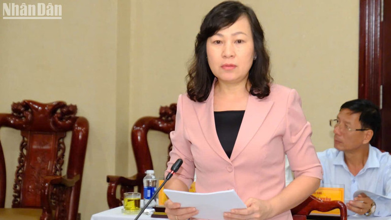 Đồng chí Huỳnh Thị Hằng, Phó Bí thư Thường trực Tỉnh ủy, Chủ tịch Hội đồng nhân dân tỉnh Bình Phước báo cáo tóm tắt kết quả thực hiện 4 nội dung mà đoàn kiểm tra yêu cầu.