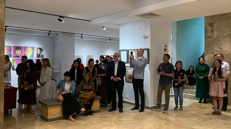 Đông đảo bạn bè quốc tế tham dự Lễ khai mạc Triển lãm. (Ảnh: Đại sứ Việt Nam tại Mông Cổ)