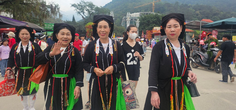 Niềm vui của bà con dân tộc Sán Dìu dự hội.