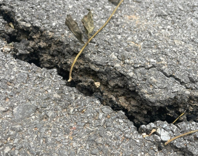 Có những chỗ nứt sâu tới 80cm. Có những chỗ nứt sâu tới 80cm.