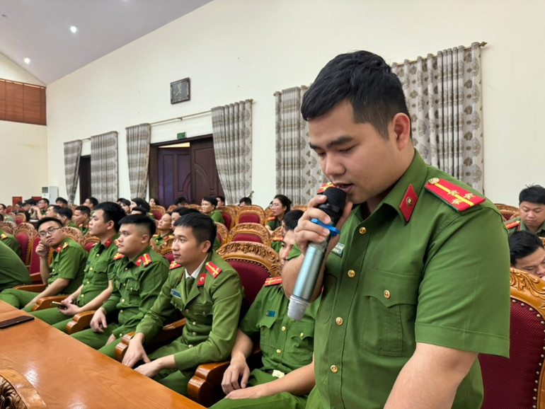 Đại biểu thanh niên công an cấp xã phát biểu ý kiến thảo luận. Đại biểu thanh niên công an cấp xã phát biểu ý kiến thảo luận.