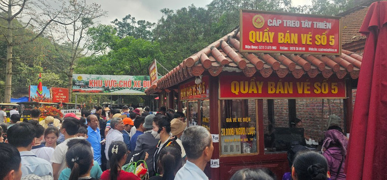 Điểm bán vé cáp treo rất đông người chờ mua vé.