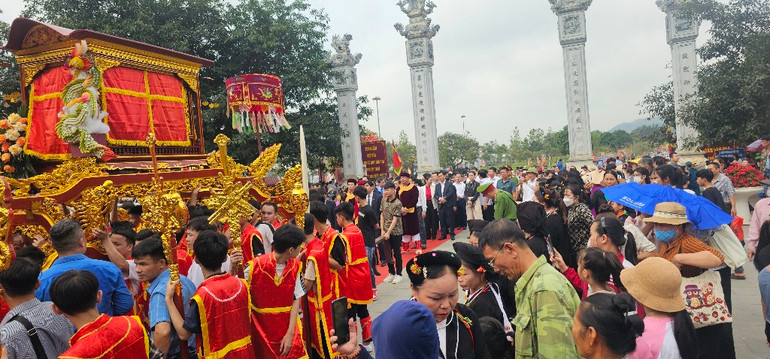 Lễ rước kiệu được tổ chức long trọng.