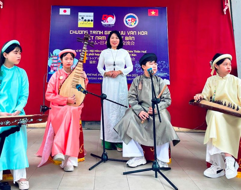 Các thành viên Câu lạc bộ Hippo Family cùng các bạn sinh viên đến từ Nhật Bản tham gia chương trình giao lưu văn hóa.