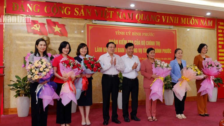 Đồng chí Phan Đình Trạc tặng hoa chúc mừng các đồng chí nữ tham gia Ban Thường vụ Tỉnh ủy Bình Phước nhân Ngày Phụ nữ Việt Nam 20/10.