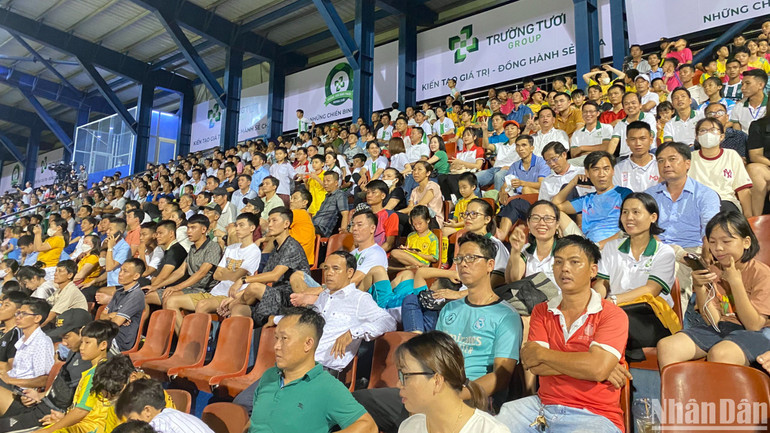 Hàng nghìn người hâm hộ bóng đá Bình Phước đến xem trận đấu.