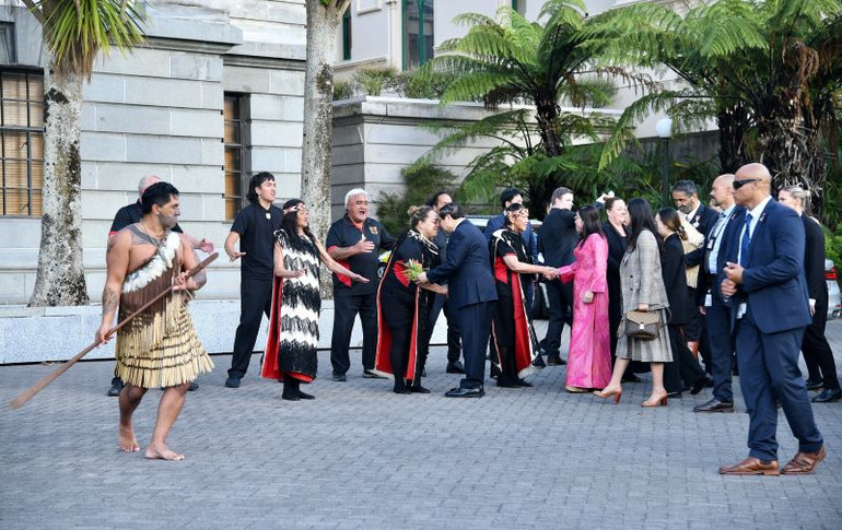 Thủ tướng Phạm Minh Chính thực hiện nghi thức Hongi (chạm mũi chào nhau theo phong tục thổ dân Maori).