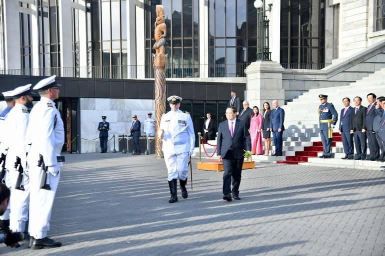Đội trưởng Đội danh dự Quân đội New Zealand mời Thủ tướng Phạm Minh Chính duyệt Đội danh dự.