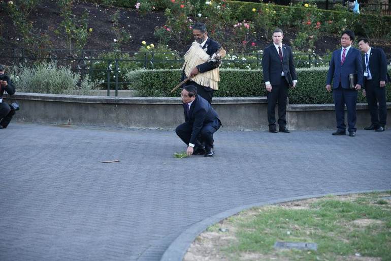 Thủ tướng Phạm Minh Chính tiến lên nhặt dao gỗ và bó lá dương xỉ.