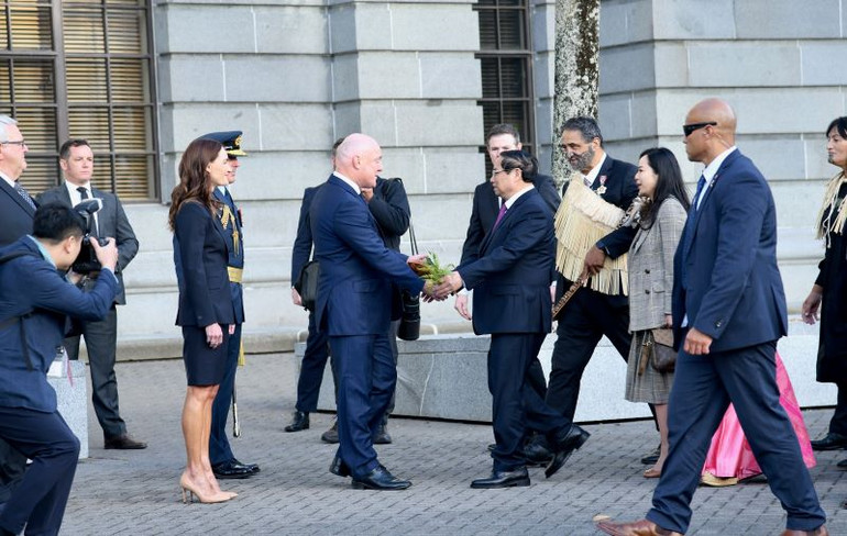 Thủ tướng New Zealand Christopher Luxon đón và mời Thủ tướng Phạm Minh Chính vào vị trí danh dự làm lễ đón chính thức.