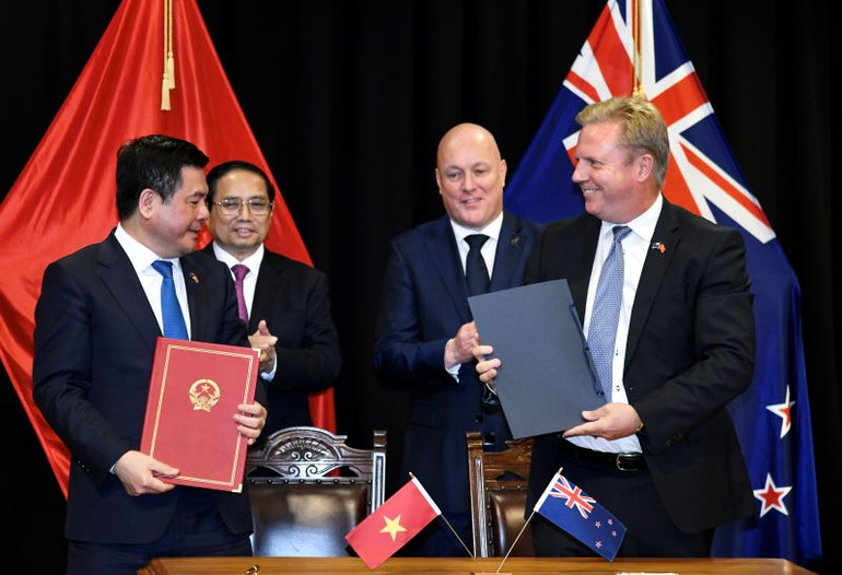 Thủ tướng Phạm Minh Chính và Thủ tướng New Zealand Christopher Luxon chứng kiến lễ ký và trao các văn kiện hợp tác giữa các bộ, ngành hai nước.