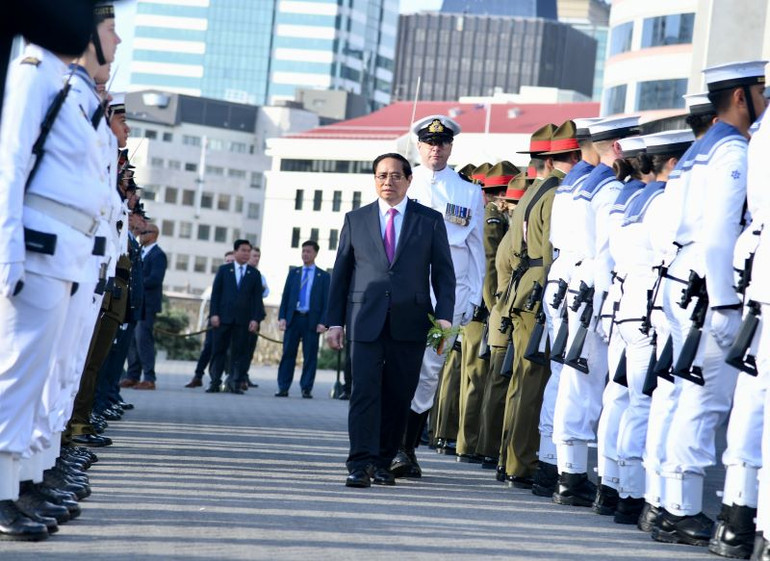 Thủ tướng Phạm Minh Chính duyệt Đội danh dự Quân đội New Zealand.
