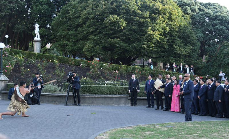 Chiến binh Maori mời Thủ tướng Phạm Minh Chính nhặt dao gỗ và bó lá dương xỉ.