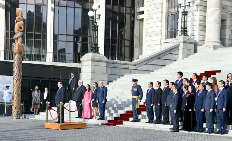 Thủ tướng Phạm Minh Chính trên bục danh dự tại lễ đón chính thức.