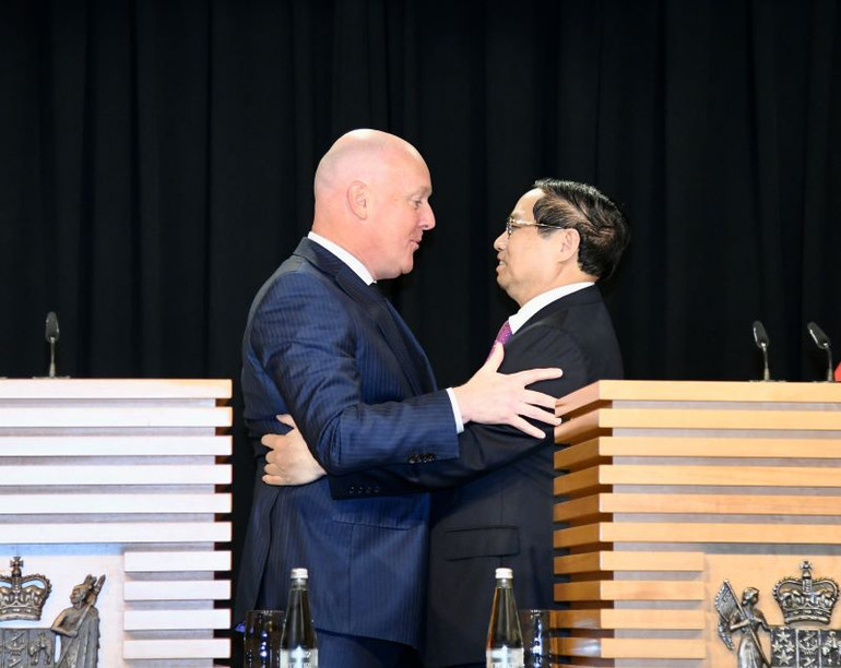 Hai Thủ tướng ôm hôn sau khi kết thúc họp báo.