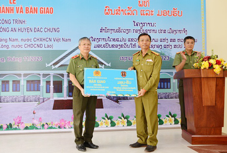 Thiếu tướng Nguyễn Đức Dũng, Giám đốc Công an tỉnh Quảng Nam trao thuốc và thiết bị y tế tặng Công an tỉnh Sê Kông.