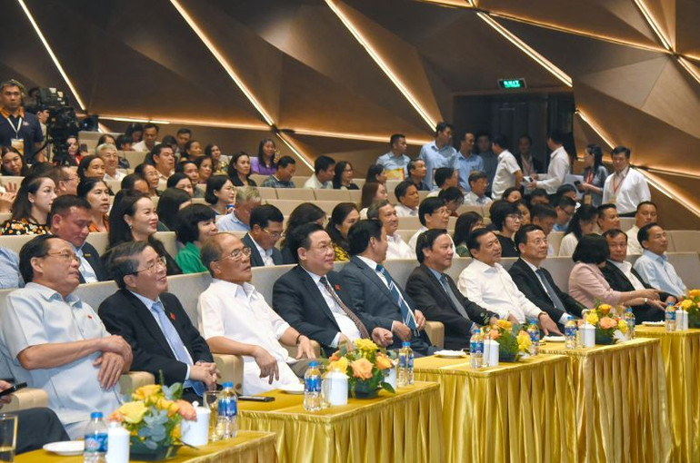 Chủ tịch Quốc hội Vương Đình Huệ, nguyên Chủ tịch Quốc hội Nguyễn Sinh Hùng và các đồng chí lãnh đạo Đảng, Nhà nước và các đại biểu dự chương trình. (Ảnh Duy Linh)