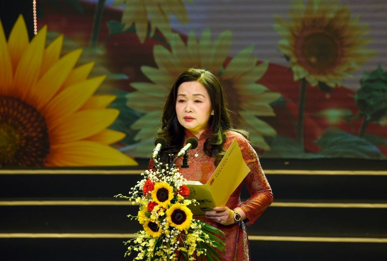 Tổng Biên tập Báo Đại biểu nhân dân Phạm Thị Thanh Huyền phát biểu khai mạc chương trình. (Ảnh Duy Linh)