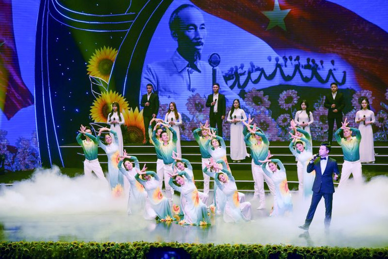 Một tiết mục biểu diễn nghệ thuật tại chương trình. (Ảnh Duy Linh)