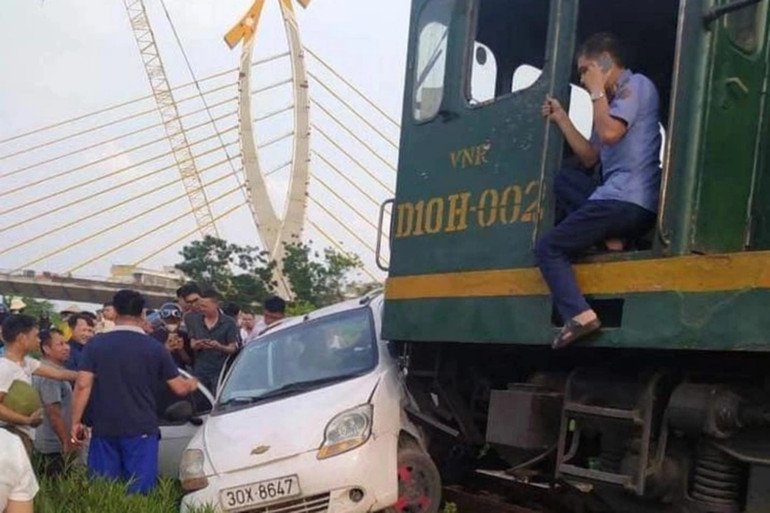 Đoàn tàu phải dừng để xử lý sự cố. (Ảnh do người dân cung cấp) Đoàn tàu phải dừng để xử lý sự cố. (Ảnh do người dân cung cấp)