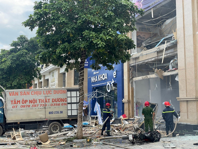 Nhà hàng bị phá nát hoàn toàn.