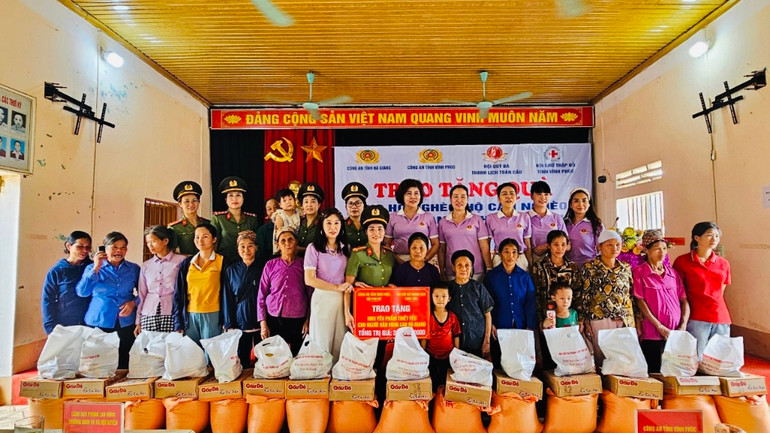 Cùng các đơn vị và nhà hảo tâm tặng quà cho người nghèo tỉnh Hà Giang.