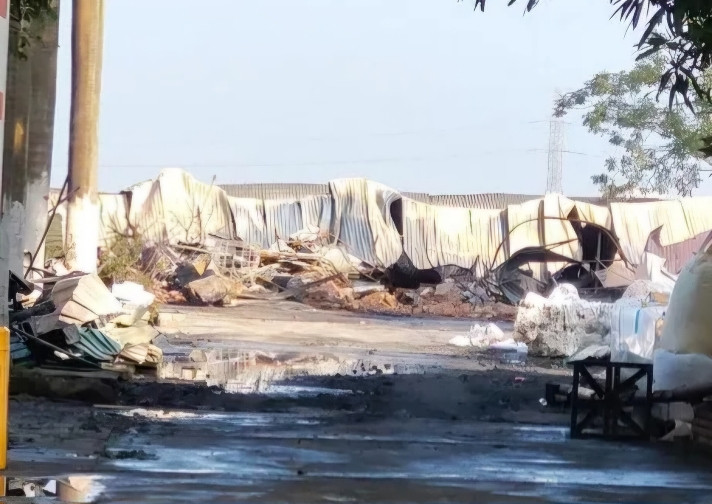 Nhà xưởng tan hoang sau cháy. (Ảnh: SỸ HÀO) Nhà xưởng tan hoang sau cháy. (Ảnh: SỸ HÀO)