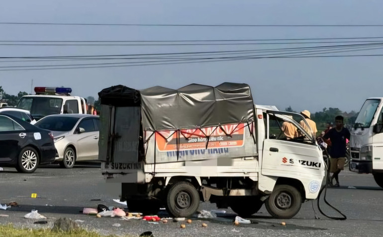 Xe tải móp méo sau vụ va chạm.