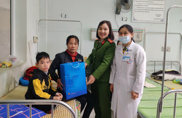 Tặng quà cho bệnh nhân điều trị tại Trung tâm Y tế huyện Sông Lô.