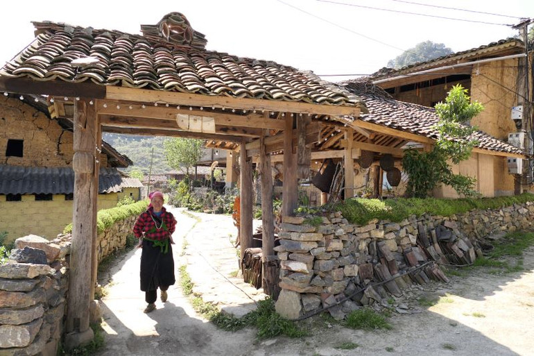 Để phát triển mạnh du lịch, 32 hộ dân trong thôn Lô Lô Chải cải tạo nhà cửa để mở rộng mô hình homestay.