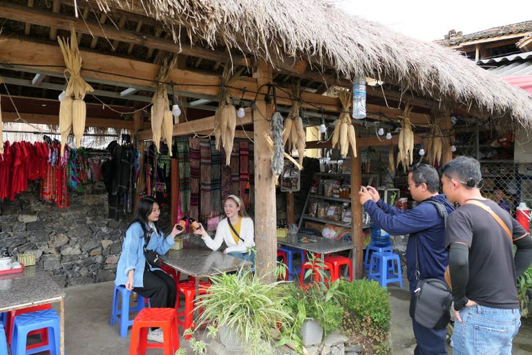 Mỗi năm, thôn Lô Lô Chải đón hàng chục nghìn du khách thăm quan, nghỉ dưỡng.