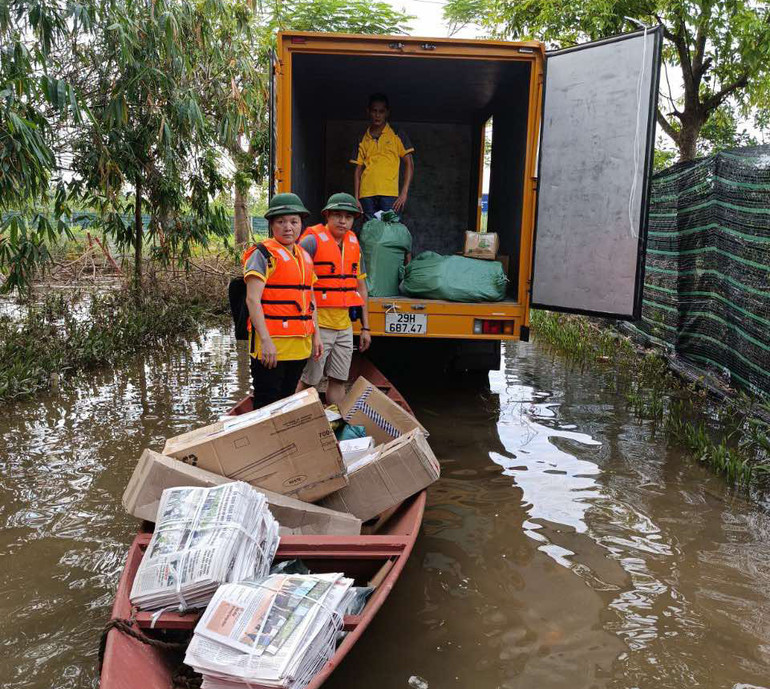 Bưu điện Việt Nam triển khai những chuyến thư "cơ động" bằng xuồng, thuyền nhằm tiếp cận đúng, trúng địa chỉ nhận.