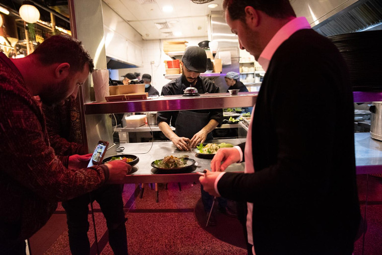 Thực khách thích thú chụp ảnh món mới.