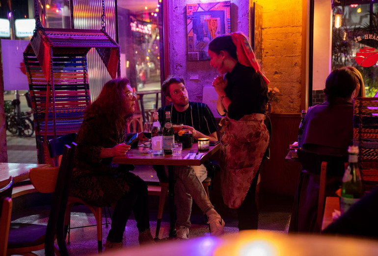 Thực khách thích thú với thực đơn gồm nhiều món ăn Việt mới.