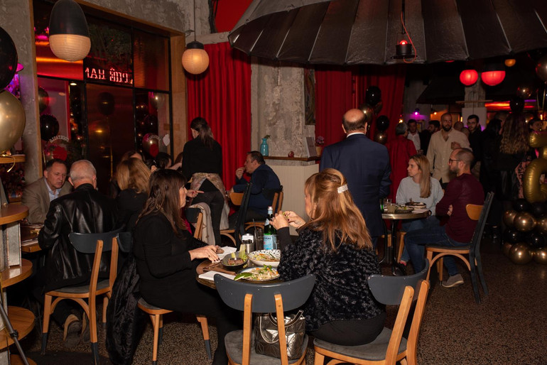 Giới thiệu món mới cho thực khách.