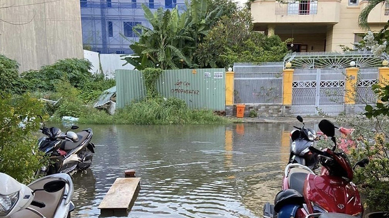 Một đoạn đường số 41 (thành phố Thủ Đức) bị ngập nước. (Ảnh: TTXVN)