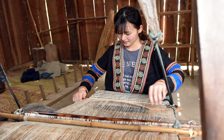 Thế hệ trẻ tiếp tục kế thừa và phát triển nghề dệt thổ cẩm truyền thống để gìn giữ nét đẹp văn hoá dân tộc mình.