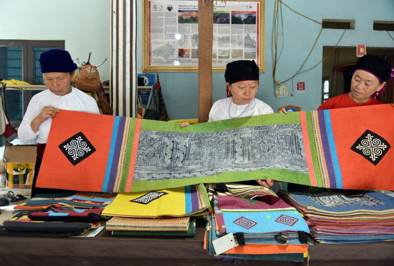 Những nét hoa văn tinh xảo được thêu dệt kỹ lưỡng.