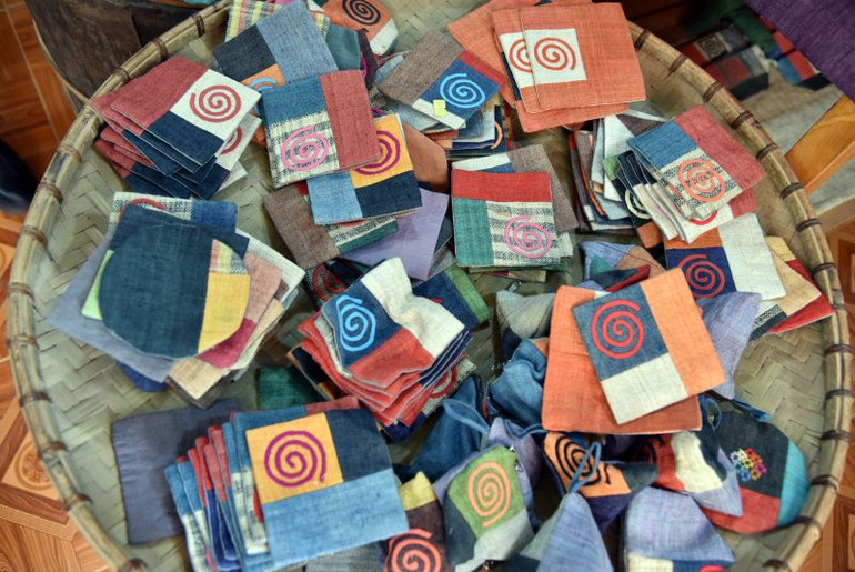 Sắc màu rực rỡ đến từ làng dệt thổ cẩm Lùng Tám Hà Giang.