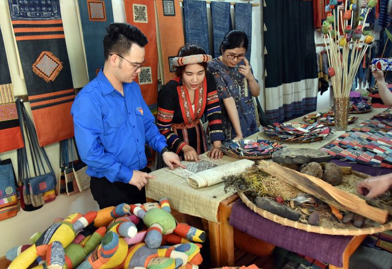 Các sản phẩm thổ cẩm Lùng Tám khá đa dạng về mẫu mã nên được khách du lịch ưa chuộng.