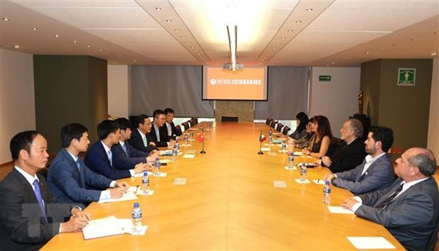 Quang cảnh làm việc giữa Đoàn công tác và Lãnh đạo Đảng Cách mạng Thể chế (PRI) của Mexico. (Ảnh: Phi Hùng/TTXVN)